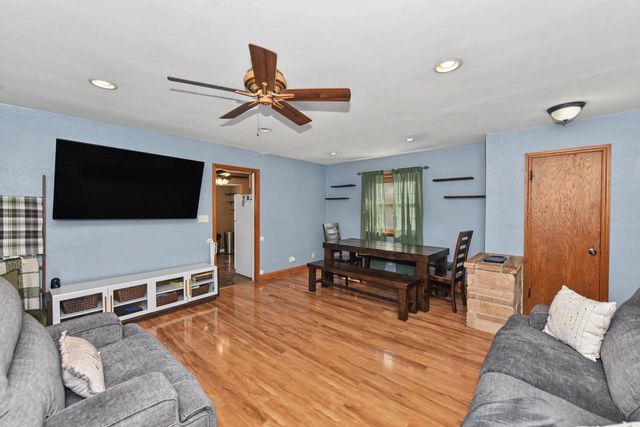 8714 W Hayes AVENUE, West Allis, WI 53227