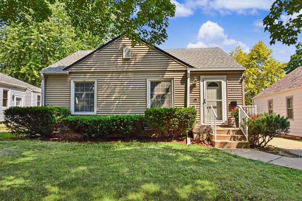 8714 W Hayes AVENUE, West Allis, WI 53227