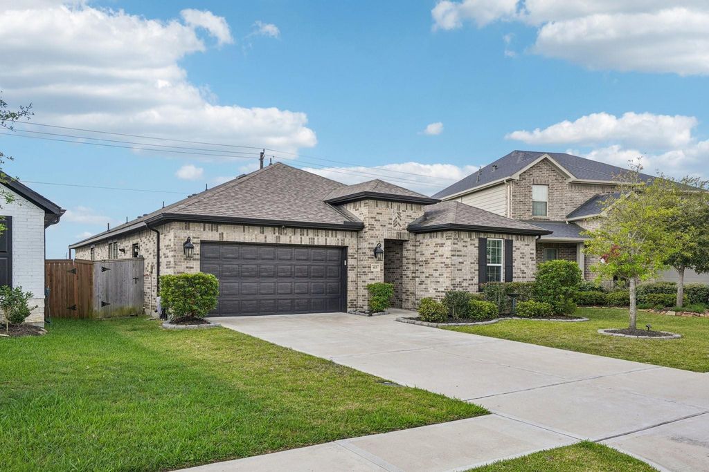 415 Barrios Bay Lane, La Porte, TX 77571