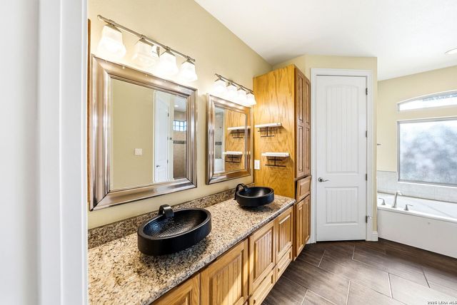 104 S Elise Dr, La Vernia, TX 78121