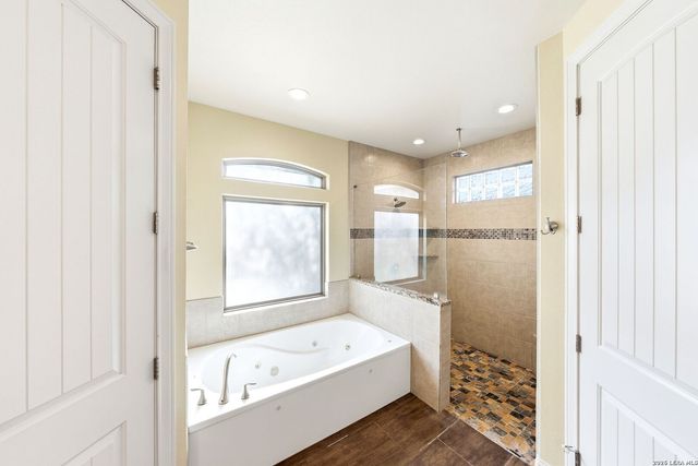 104 S Elise Dr, La Vernia, TX 78121