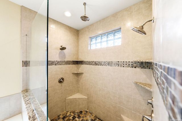 104 S Elise Dr, La Vernia, TX 78121