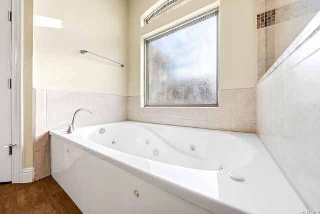 104 S Elise Dr, La Vernia, TX 78121