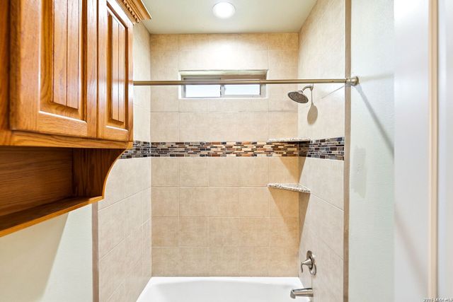 104 S Elise Dr, La Vernia, TX 78121