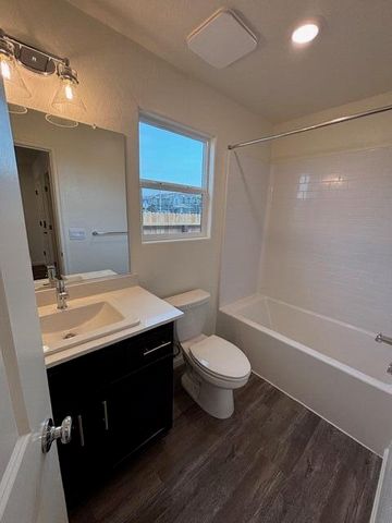 2948 Bay Hill Drive, Tulare, CA 93274