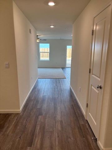 2948 Bay Hill Drive, Tulare, CA 93274