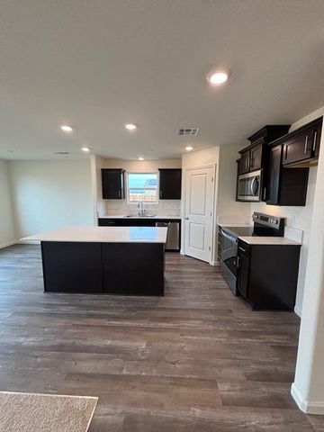 2948 Bay Hill Drive, Tulare, CA 93274