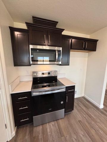 2948 Bay Hill Drive, Tulare, CA 93274