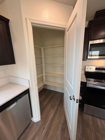 2948 Bay Hill Drive, Tulare, CA 93274