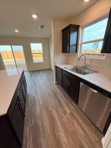 2948 Bay Hill Drive, Tulare, CA 93274