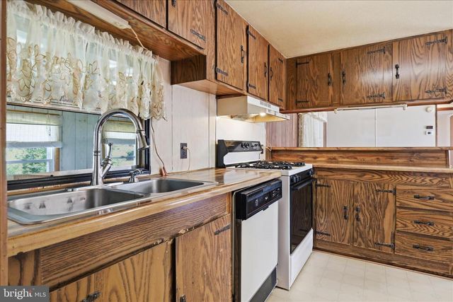 3919 FAIRVIEW DR, Berkeley Springs, WV 25411