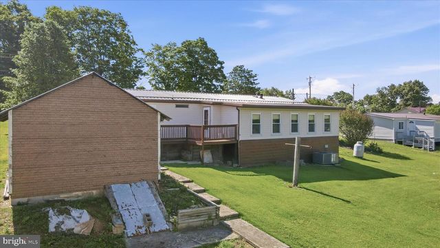 3919 FAIRVIEW DR, Berkeley Springs, WV 25411