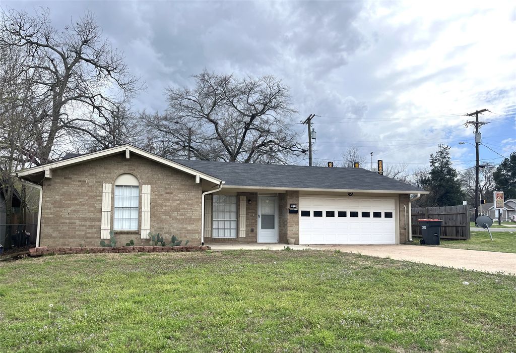 2010 Kyle Drive, Paris, TX 75460