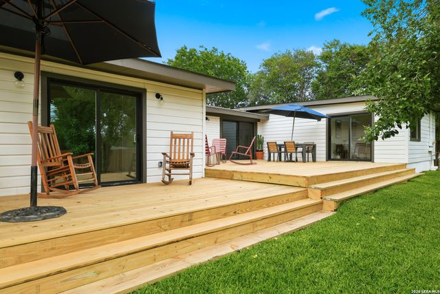 1068 IVY LN, Terrell Hills, TX 78209