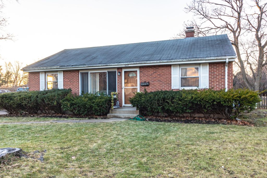 1054 Broadmoor Place, Deerfield, IL 60015