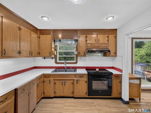 6 Willow Lane, Ledyard, CT 06339