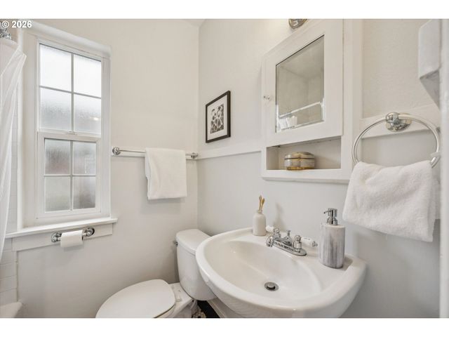 2633 Nw RALEIGH St 33, Portland, OR 97210