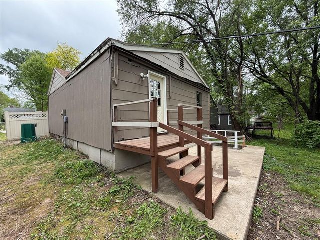 326 N Cedar Avenue, Independence, MO 64053