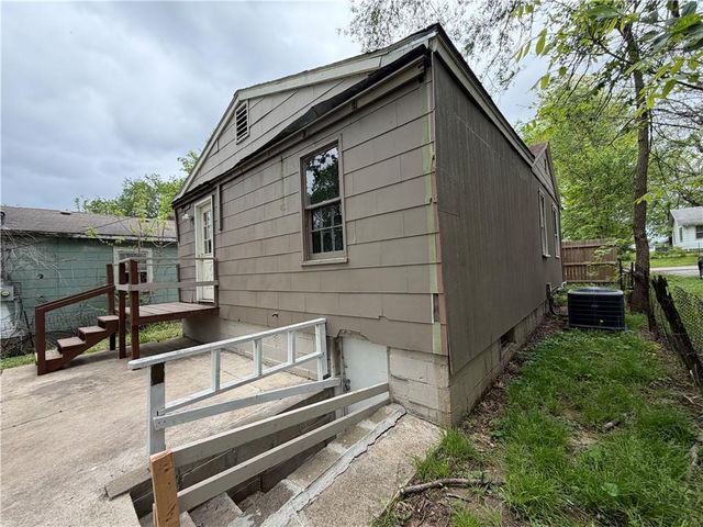 326 N Cedar Avenue, Independence, MO 64053