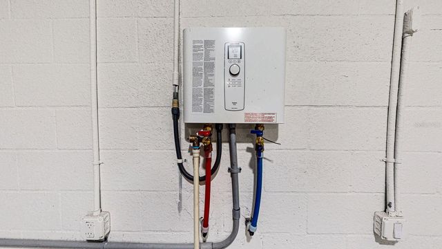 4020 E HENRY AVENUE, Tampa, FL 33610