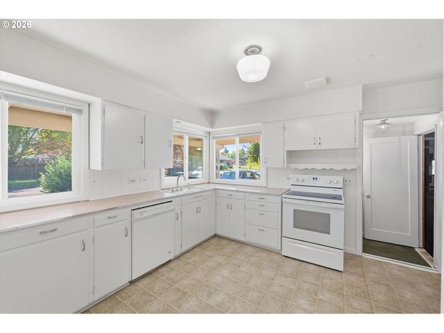 1243 Ne 9TH Ave, Mc Minnville, OR 97128