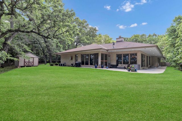 4 Far Hills Road, Barrington Hills, IL 60010