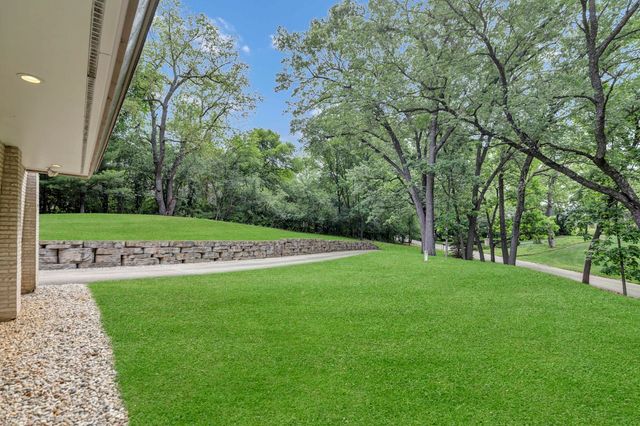 4 Far Hills Road, Barrington Hills, IL 60010