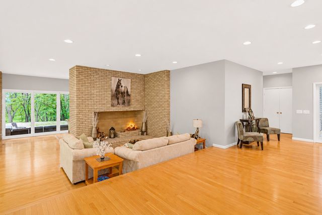 4 Far Hills Road, Barrington Hills, IL 60010