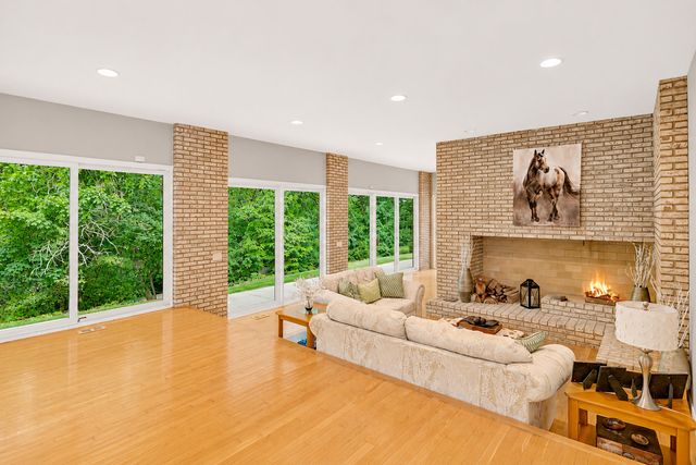 4 Far Hills Road, Barrington Hills, IL 60010