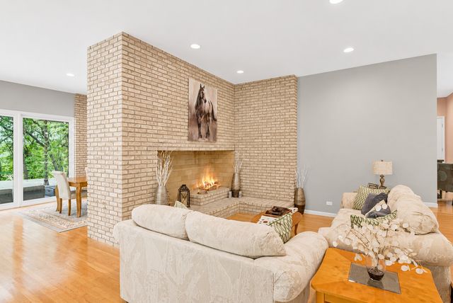 4 Far Hills Road, Barrington Hills, IL 60010