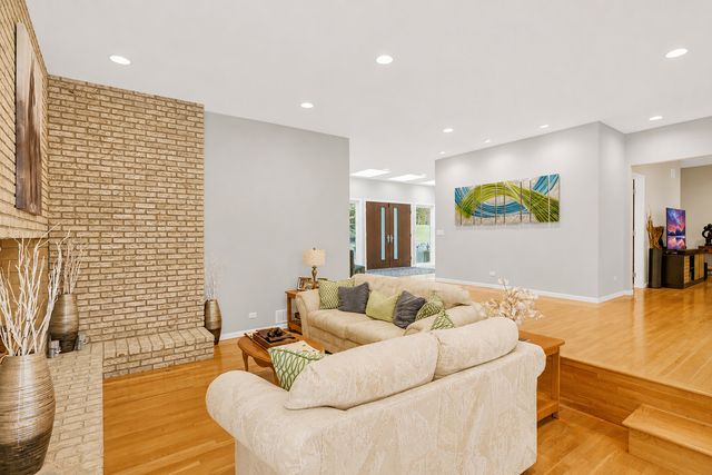 4 Far Hills Road, Barrington Hills, IL 60010