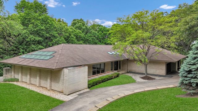 4 Far Hills Road, Barrington Hills, IL 60010