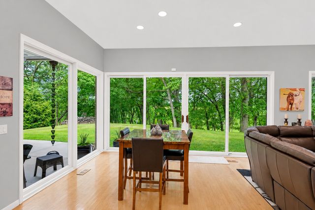 4 Far Hills Road, Barrington Hills, IL 60010