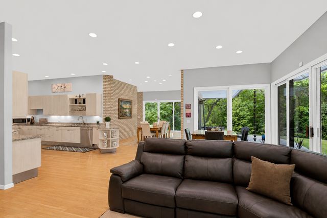 4 Far Hills Road, Barrington Hills, IL 60010