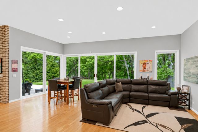4 Far Hills Road, Barrington Hills, IL 60010