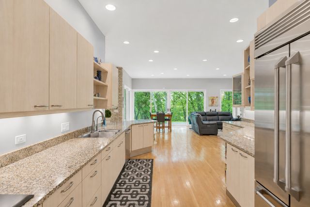 4 Far Hills Road, Barrington Hills, IL 60010