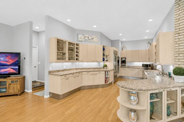 4 Far Hills Road, Barrington Hills, IL 60010