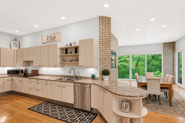 4 Far Hills Road, Barrington Hills, IL 60010