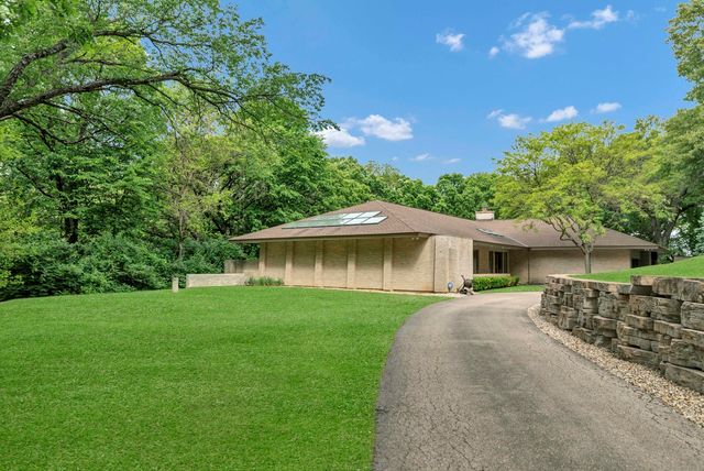4 Far Hills Road, Barrington Hills, IL 60010