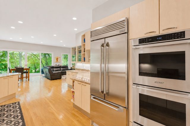 4 Far Hills Road, Barrington Hills, IL 60010