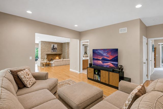 4 Far Hills Road, Barrington Hills, IL 60010