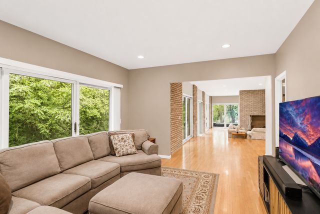 4 Far Hills Road, Barrington Hills, IL 60010