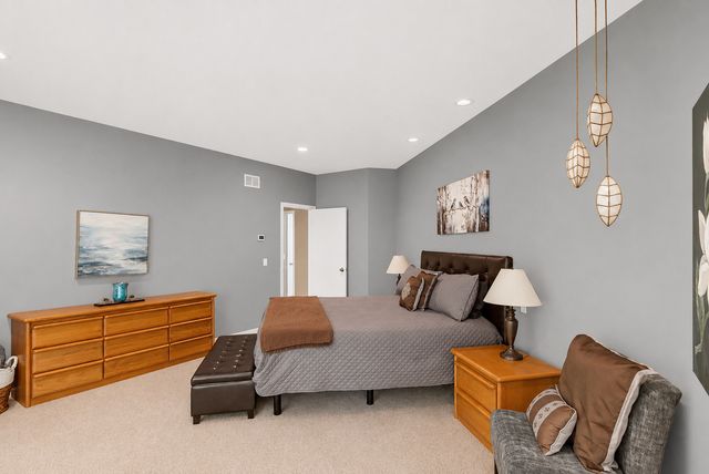 4 Far Hills Road, Barrington Hills, IL 60010