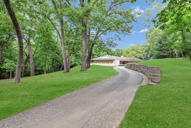 4 Far Hills Road, Barrington Hills, IL 60010