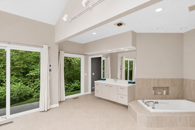 4 Far Hills Road, Barrington Hills, IL 60010