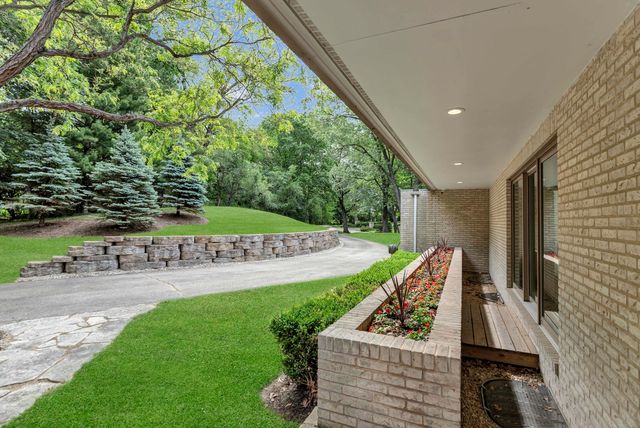 4 Far Hills Road, Barrington Hills, IL 60010