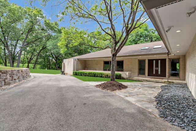 4 Far Hills Road, Barrington Hills, IL 60010