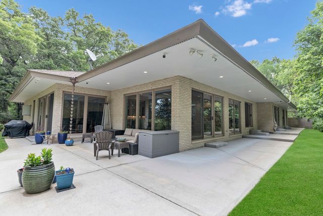 4 Far Hills Road, Barrington Hills, IL 60010