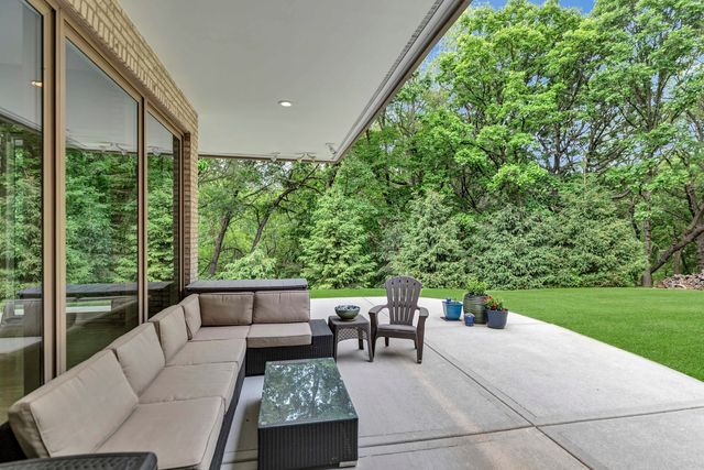 4 Far Hills Road, Barrington Hills, IL 60010