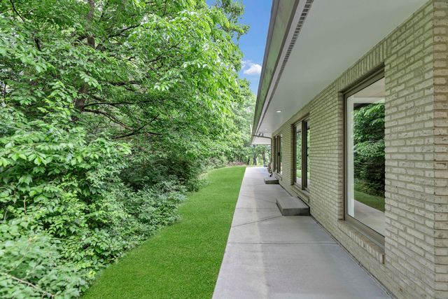 4 Far Hills Road, Barrington Hills, IL 60010